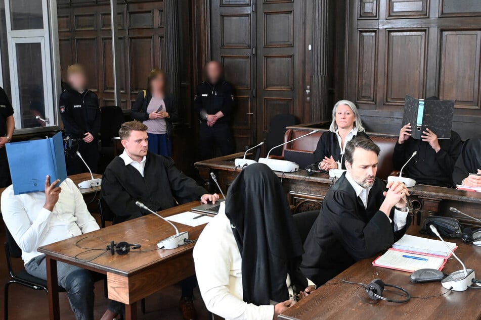 Die Staatsanwaltschaft wirft den drei Männern (32, 36 und 38) gemeinschaftlichen Mord und Raub mit Todesfolge vor.