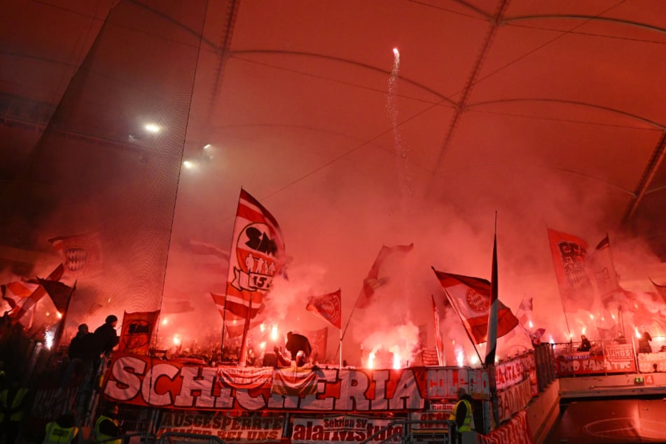 Die Fans der Bayern sorgten mit ihrer Pyrotechnik für eine kurze Spielunterbrechung.
