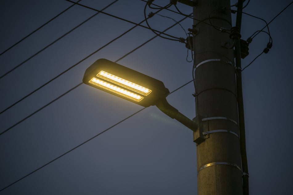Die Straßenbeleuchtung in Chemnitz-Schönau soll künftig moderner und stromsparender werden.