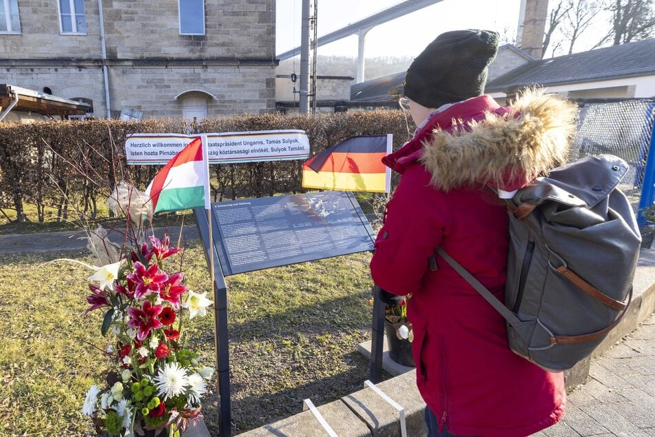 An der "Grauen Kaserne" in Pirna erinnert eine Gedenktafel an das Schicksal der Ungarndeutschen.