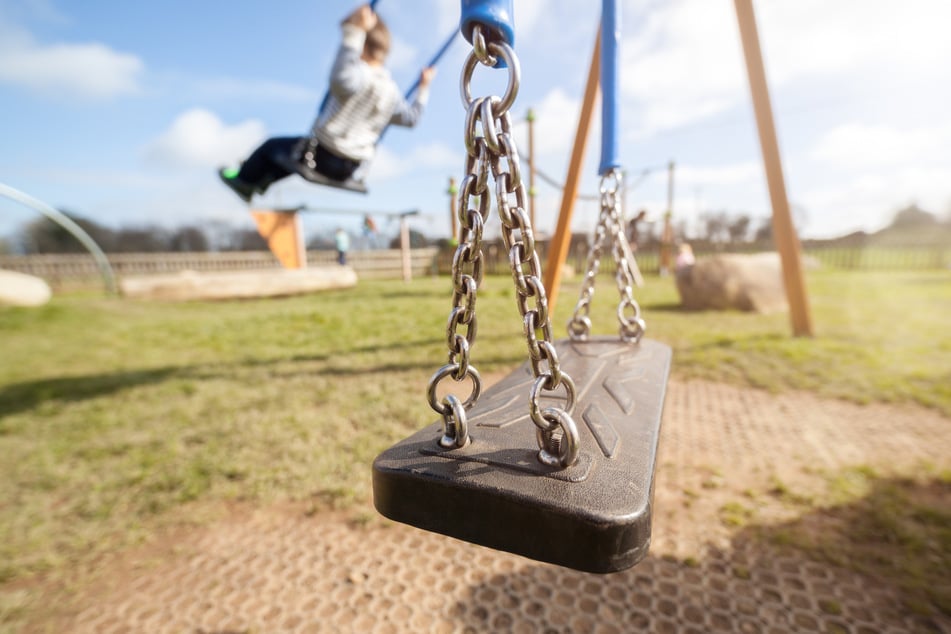 Ihr junger Sohn spielte auf dem Spielplatz, als der Mutter die großen Glasscherben auffielen. (Symbolfoto)