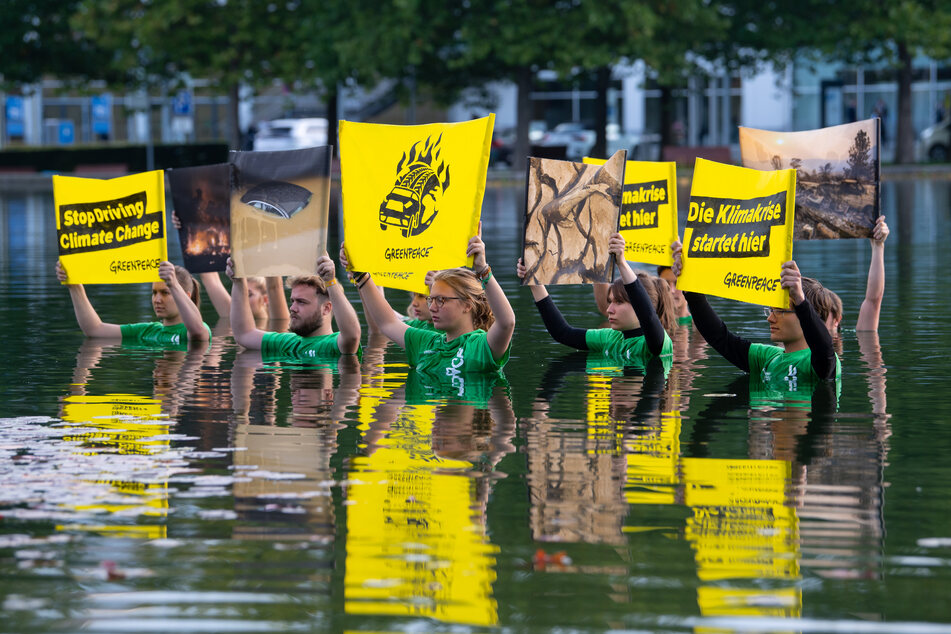 Zahlreiche Greenpeace-Aktivisten haben in München für einen deutlich schnelleren Abschied vom Verbrennungsmotor demonstriert.