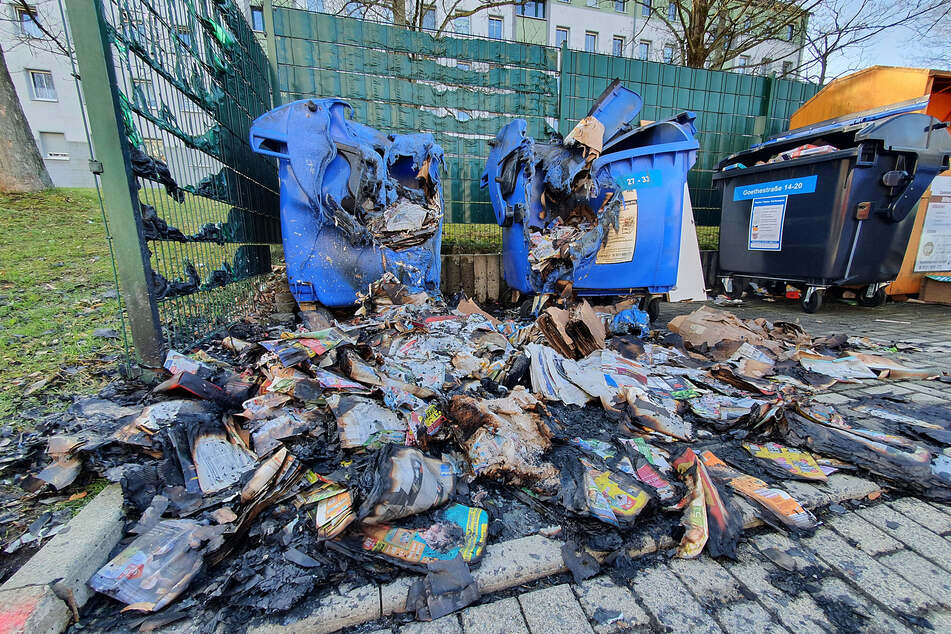 An der Neefestraße in Chemnitz brannten zwei Papiercontainer.
