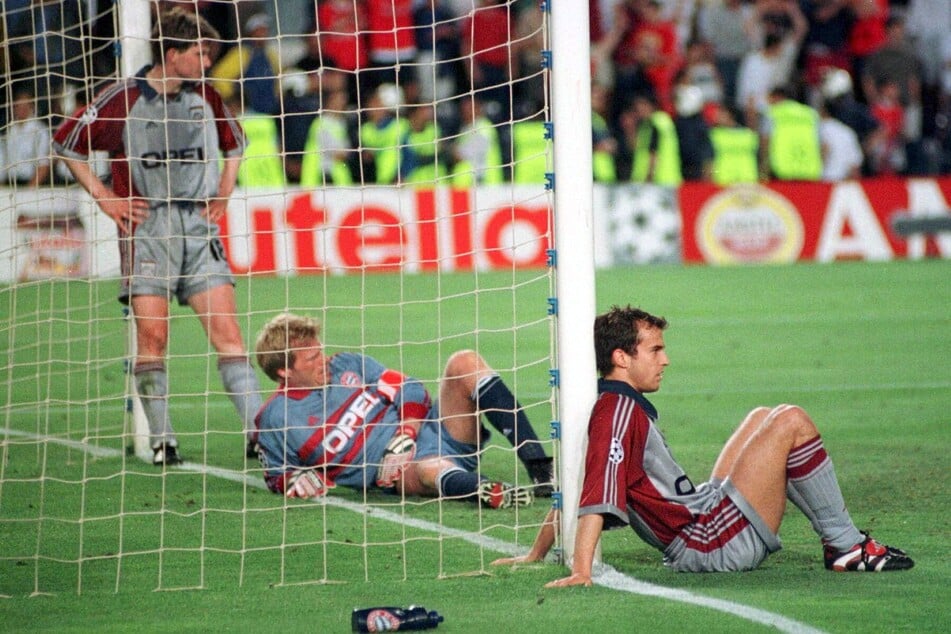 Champions-League-Finale gegen Manchester United in Barcelona: Oliver Kahn (M.) und Mehmet Scholl (r.) sind gefrustet über die Niederlage.