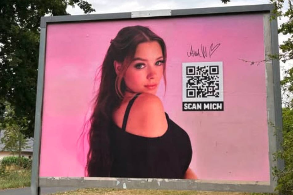 Kein Scherz: Anne Wünsche (34) hat in der Brandenburger Kleinstadt Werneuchen drei große Plakate mit ihrem Konterfei aufhängen lassen.
