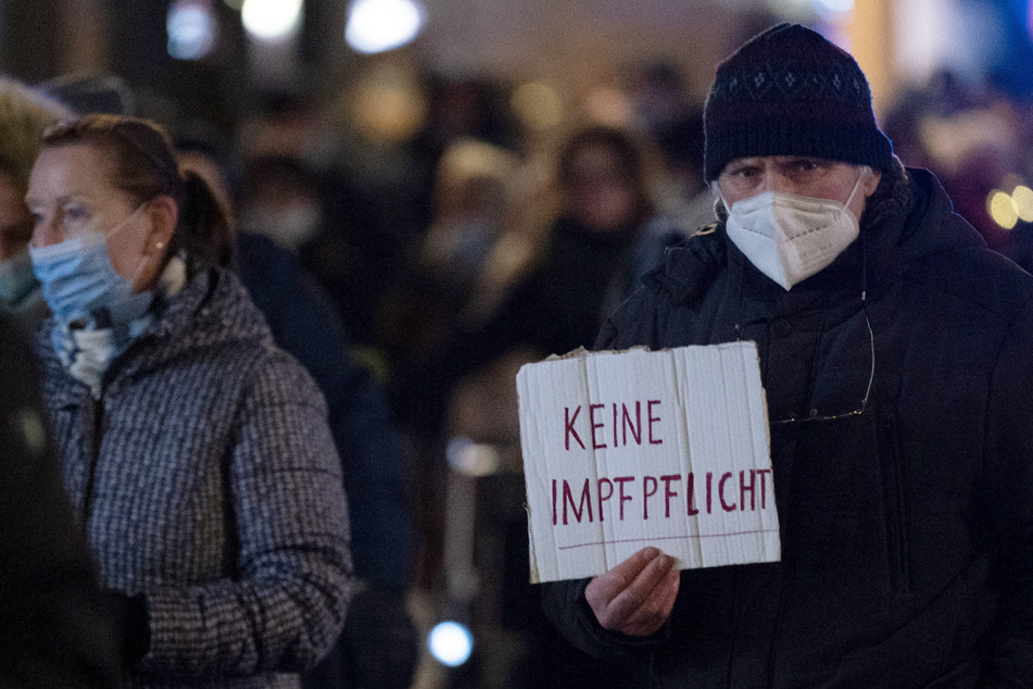"Keine Impfpflicht": Demonstranten ziehen durch Kölner City