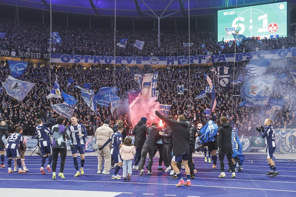 Die Mannschaft lässt sich nach der Gala-Vorstellung zu Recht feiern.