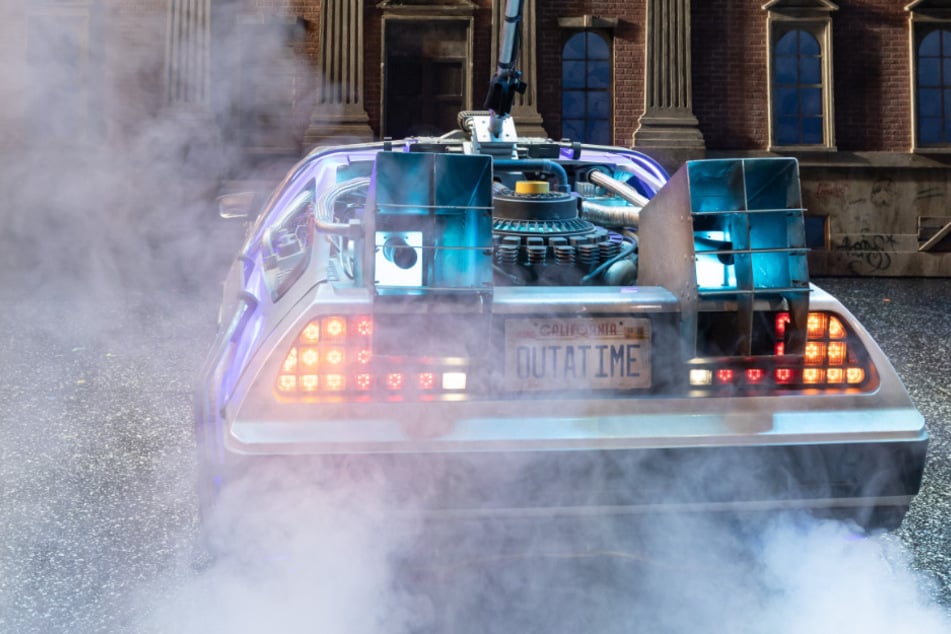 Bei der Vorstellung des Wagens ließen die Techniker den Auspuff des DeLorean qualmen.