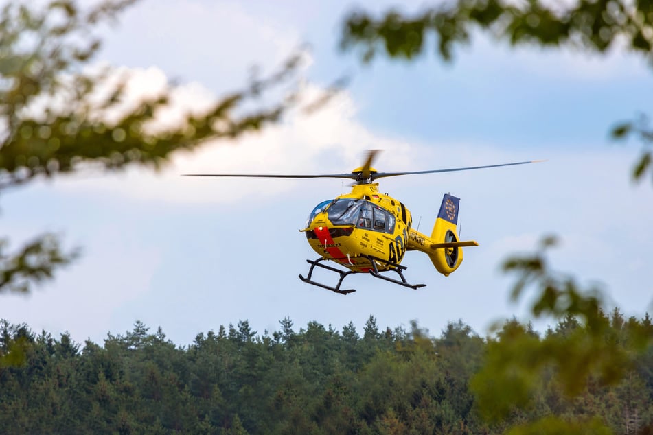 Ein Rettungshubschrauber musste einen schwer verletzten Radfahrer (54) in ein Krankenhaus bringen. (Symbolbild)