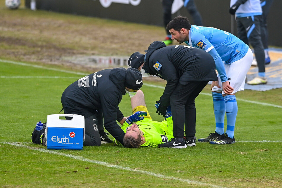 1860-Keeper Marco Hiller musste nach einem Zusammenstoß mit Steffen Nkansah vom FSV Zwickau auf dem Feld behandelt werden.