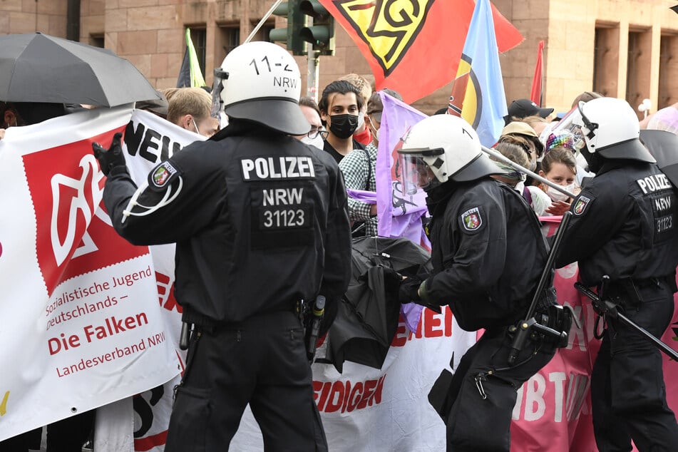 Polizisten kesseln einen Teil der Demonstranten, die gegen das geplante Versammlungsgesetz in NRW protestieren, ein.