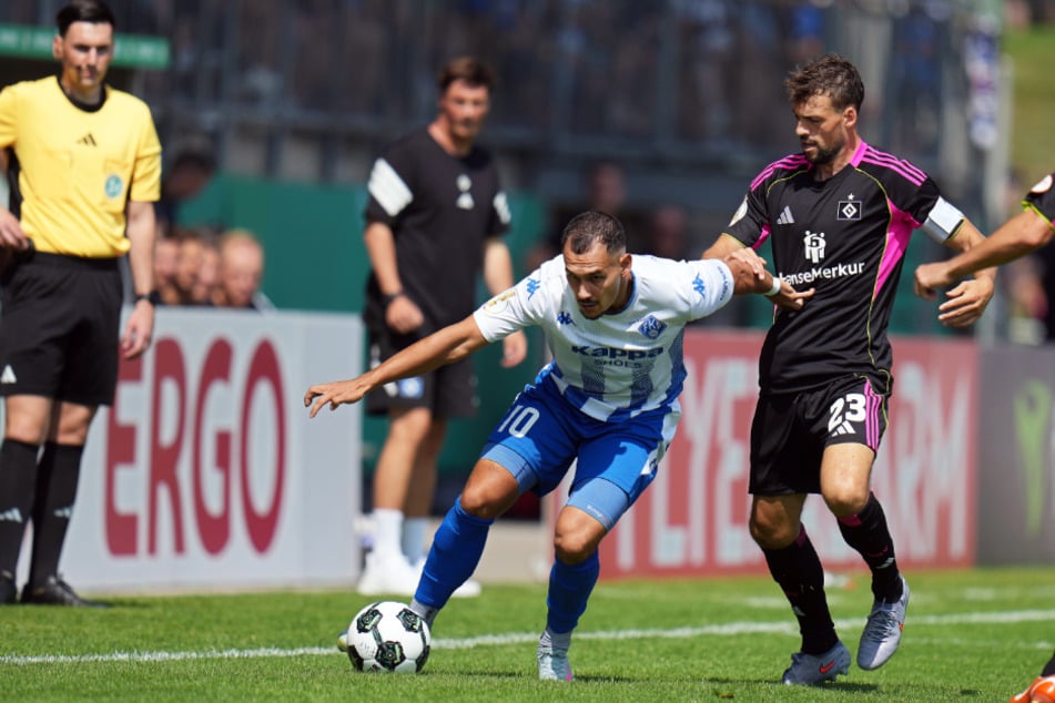 Szene mit Symbolcharakter: In der ersten Hälfte ließen sich die HSV-Profis um Kapitän Jonas Meffert (r.) in den Zweikämpfen oftmals von den FKP-Spielern abkochen.