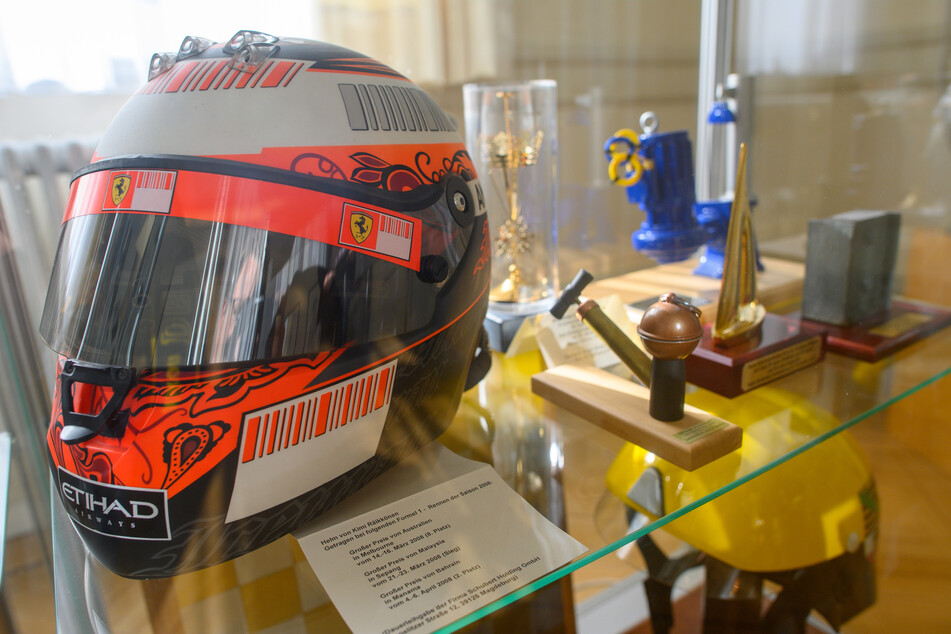 Ein Helm von Kimi Räikkönen ist in der Staatskanzlei von Sachsen-Anhalt in einer Vitrine mit Geschenken zu sehen.