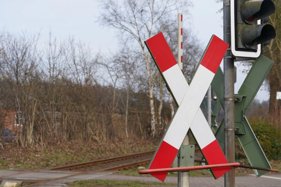 Tragisches Unglück: Zug erfasst Radfahrer (†48) an Bahnübergang