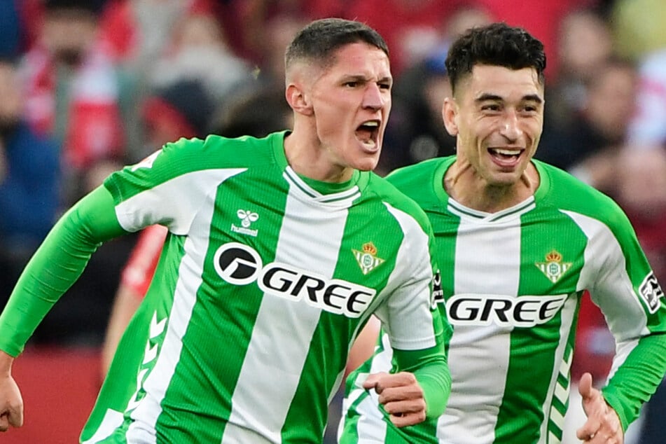 Läuft Sergi Altimira (24, l.) auch die restliche Saison für Real Betis auf? In Stein scheint das trotz eines langfristigen Vertrags nicht gemeißelt zu sein.