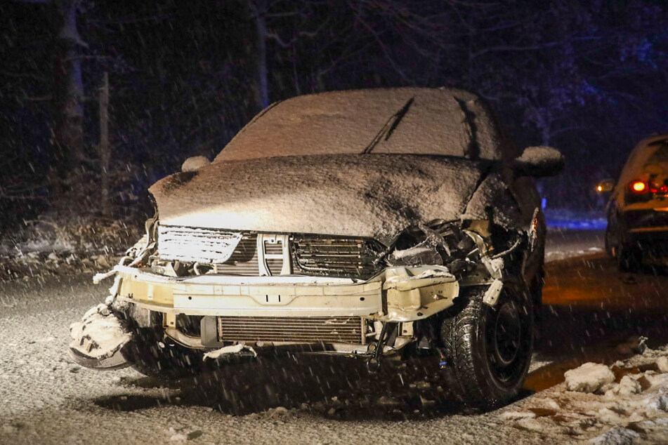 Bei Erdmannsdorf schlitterte ein Renault über die Straße und krachte gegen einen Baum. Das Auto musste abgeschleppt werden.