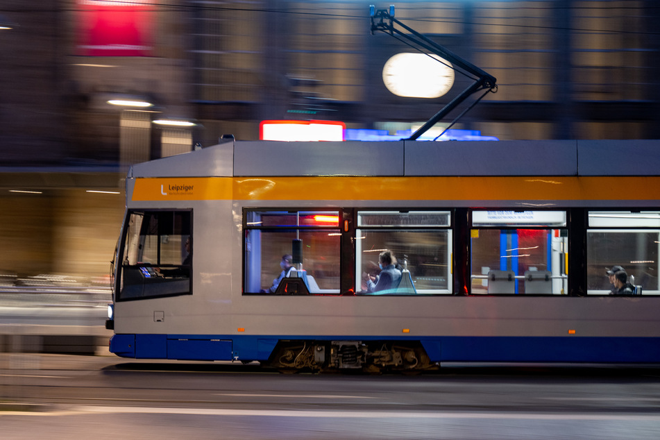 Nach dem Aussteigen aus einer Straßenbahn wurde ein 47-Jähriger in Leipzig von zwei Männern angegriffen. (Archivbild)