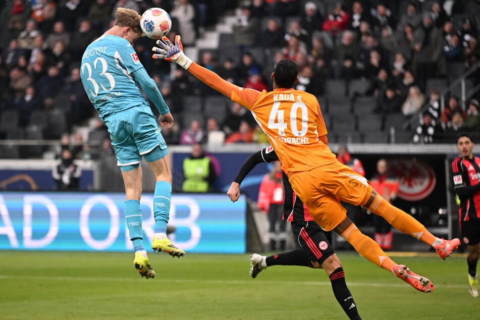 Kauã Santos (r.) schätzte eine Flanke falsch ein, wodurch Max Moerstedt leichtes Spiel hatte und ins leere Tor einnicken konnte.