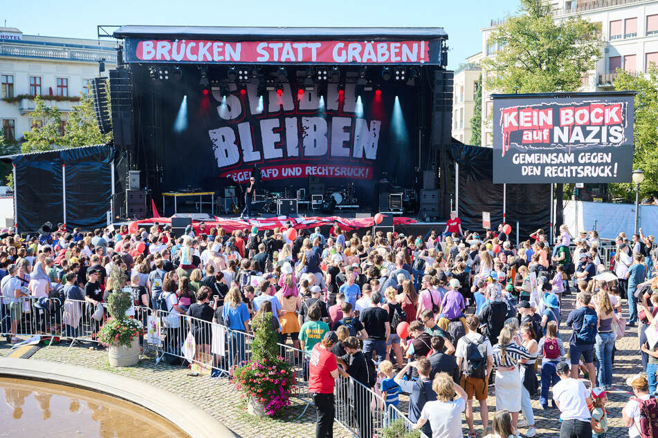 Zahlreiche Bands begleiten die Kundgebung musikalisch.