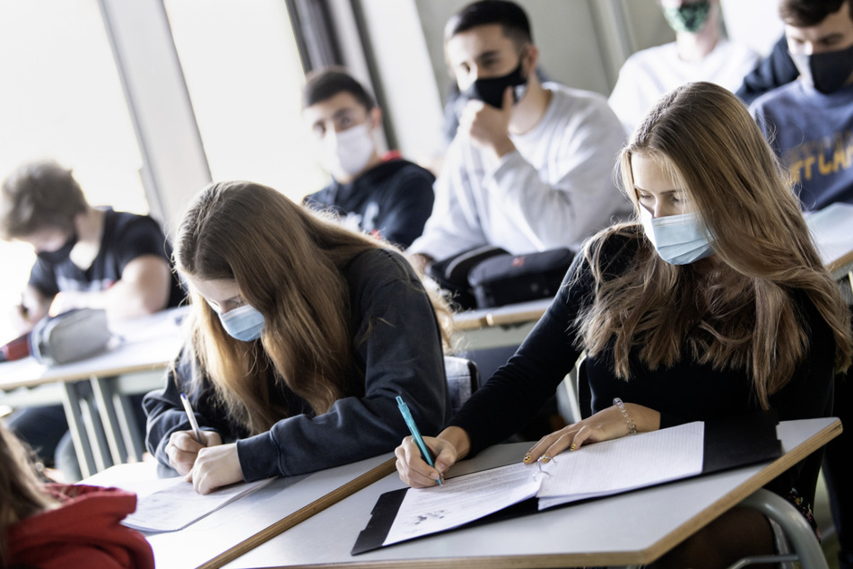 Wie lange müssen Schülerinnen und Schüler im Norden noch Masken tragen? (Symbolbild)