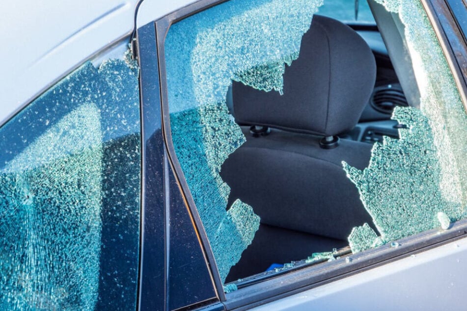 Aus zwei Autos klaute der Dieb diverse Gegenstände, nachdem er jeweils eine Seitenscheibe eingeschlagen hatte. (Symbolbild)