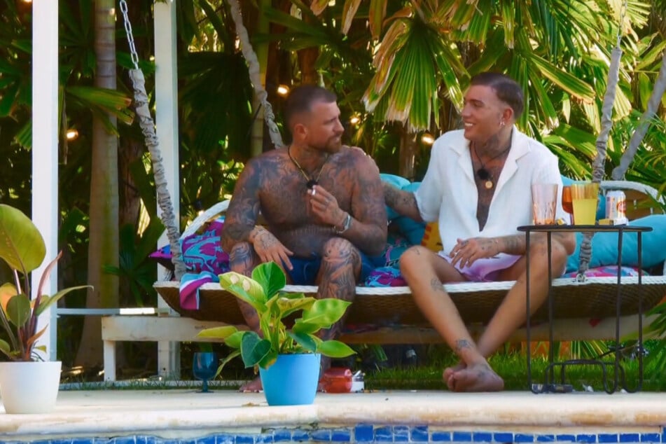 Gigi (l.) und Giuliano sprechen sich wegen einer gemeinsamen "Ex" aus.
