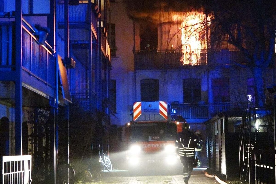 Stunden zuvor schossen die Flammen lichterloh aus der Tür. Der Mieter erlitt bei dem Brand schwerste Verletzungen. Er hatte sich mit einem Sprung vom Balkon von dem Feuer gerettet.