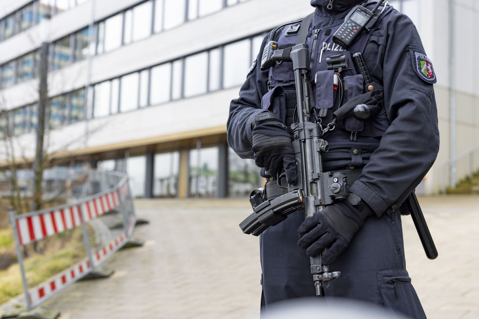 In Bernburg zielte ein Mann mit einer Waffe auf ein Wohnhaus - das SEK war am Morgen im Einsatz. (Symbolbild)