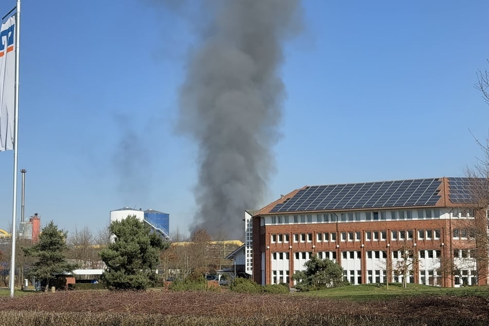 Dichter Rauch steigt aus der brennenden Halle im Industriegebiet von Mönchengladbach auf.