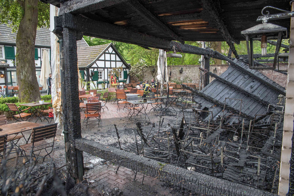 Das Feuer war am Dienstagmorgen in einem Gasthofschuppen in Köln-Merheim ausgebrochen.