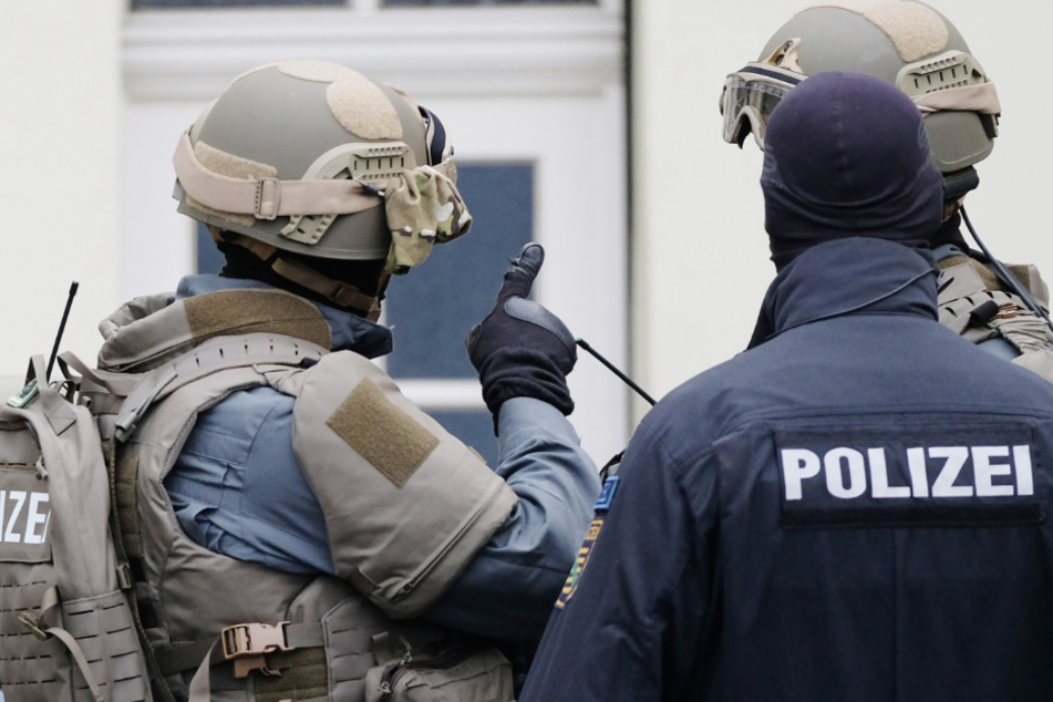 Spezialkräfte der Polizei nahmen den 33-Jährigen fest. (Symbolbild)