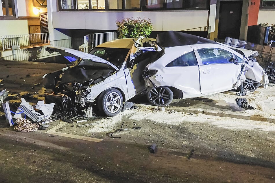 Insgesamt fünf Fahrzeuge wurden durch den Unfall beschädigt.