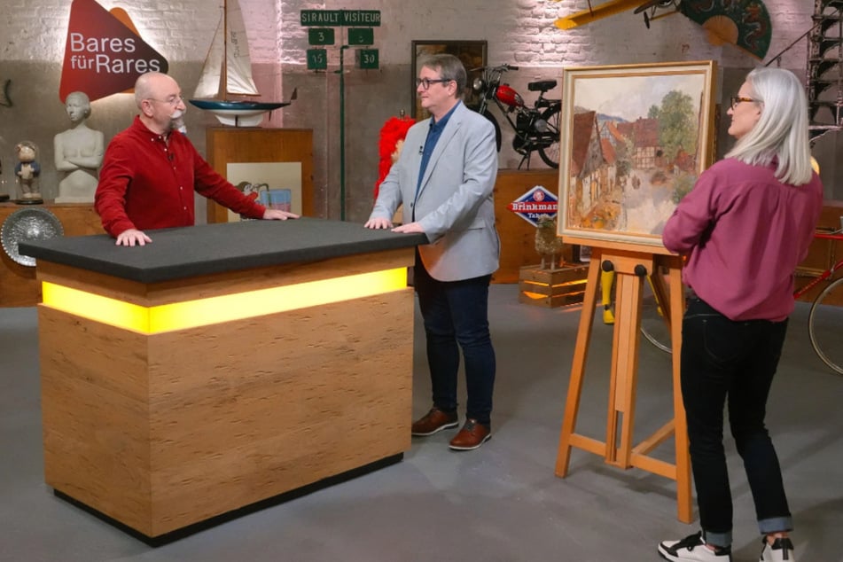 "Bares für Rares"-Moderator Horst Lichter (64, l.) und sein Studio-Gast Karsten Beischall (55, M.) verstehen sich auf Anhieb blendend.