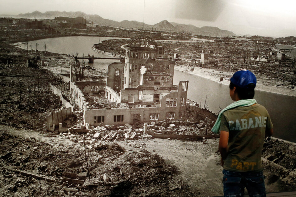 Ein Besucher betrachtet ein Bild von Hiroshima City im Hiroshima Peace Memorial Museum. (Archiv)