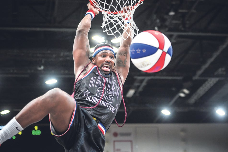 Die Harlem Globetrotters sind für spektakuläre Spielzüge und außergewöhnliche Korbwürfe bekannt.