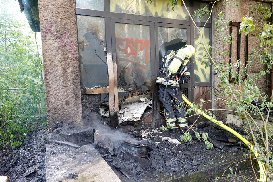 Am Donnerstagabend brannte es in einer alten Industriebrache in der Altchemnitzer Straße.