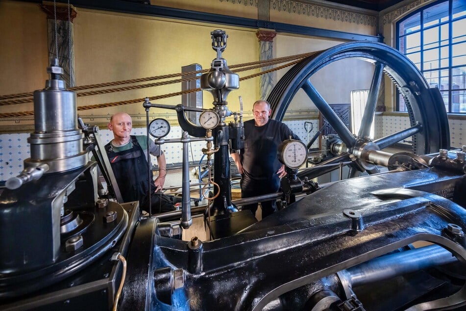 Verstehen ihr Handwerk: Kesselwärter Frank Hartmann (54, l.) und Ulf Lindner (56) an der Dampfmaschine.