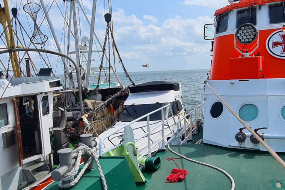 Motorboot in Seenot, Familie mit Kind (5) in Lebensgefahr: Fischkutter verhindern Untergang