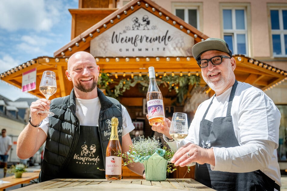 Die Weinfreunde Francesco Karnapp (l, 40) und Andreas Müller (55) bieten alkoholfreien spanischen Rosé an – als Wein und als Sekt.