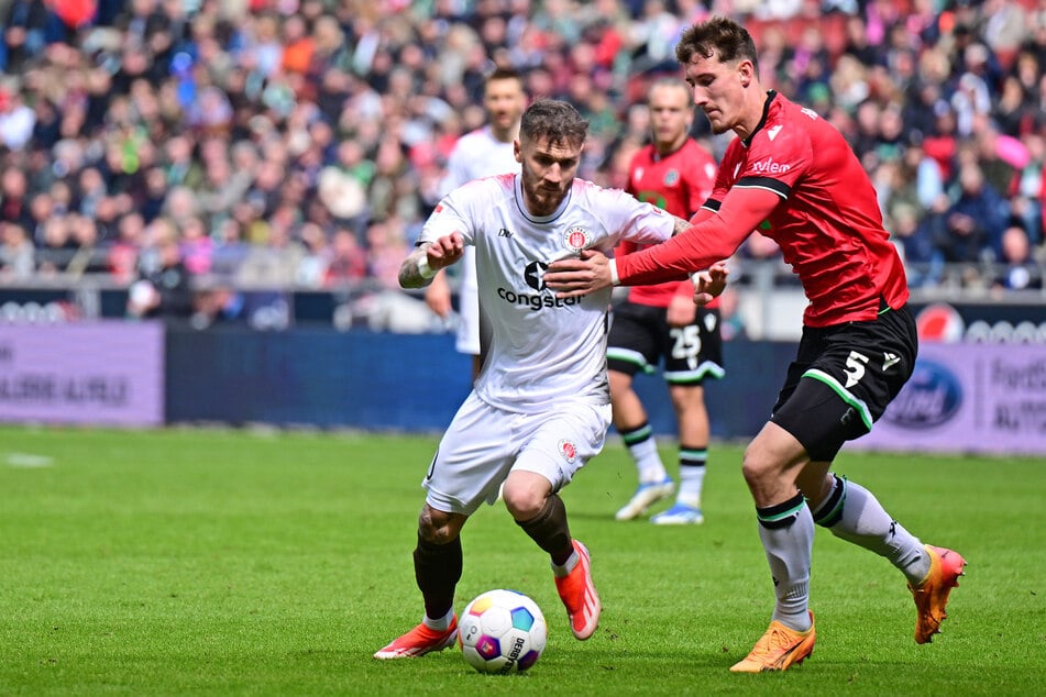 Beim vergangenen Aufeinandertreffen zwischen dem FC St. Pauli und Hannover 96 trug Marcel Hartel (30, l.) noch das Trikot der Kiezkicker.