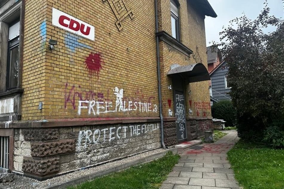 Fenster wurden eingeworfen und die Fassade des Gebäudes beschmiert.