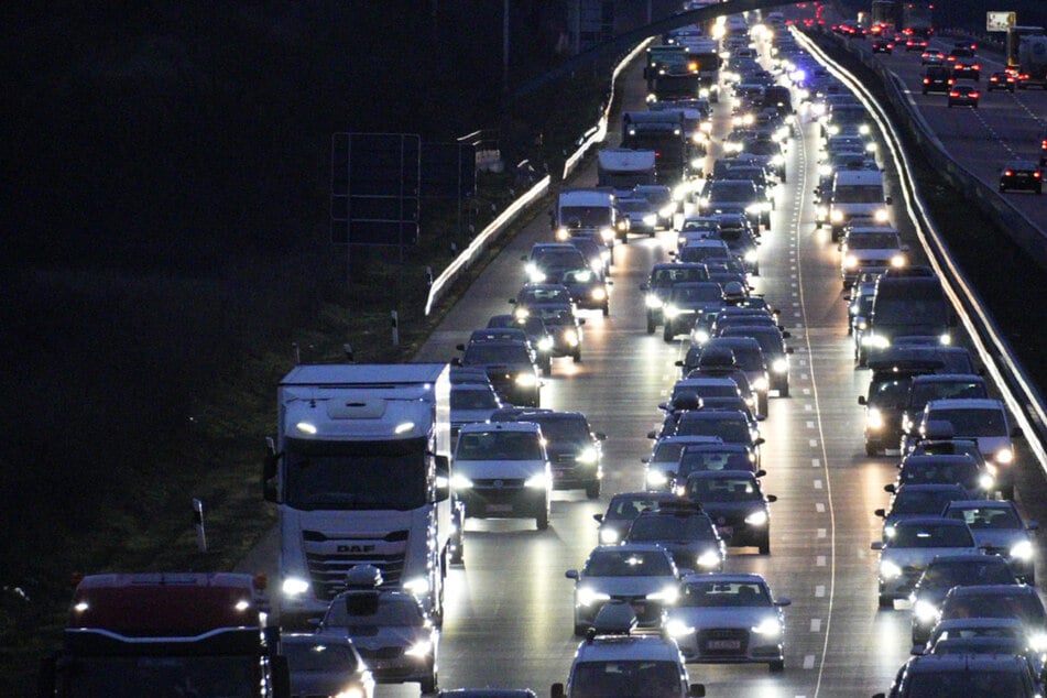 Der Verkehr wird langsam am Unfall vorbeigeleitet.