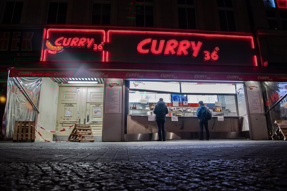 Ein Foto aus Coronazeiten: Normalerweise stehen Menschen an dem Kreuzberger Stammhaus von "Curry 36" Schlange. (Archivbild)