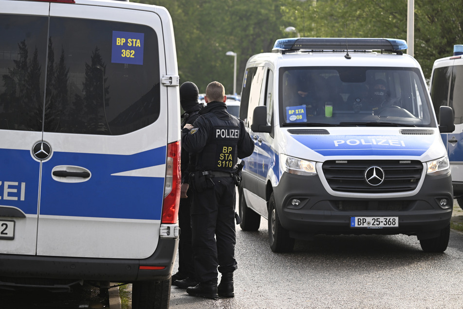 Die Polizei, hier bei der Razzia gegen die Schleuser, konnte den Verdächtigen am Düsseldorfer Flughafen festnehmen.