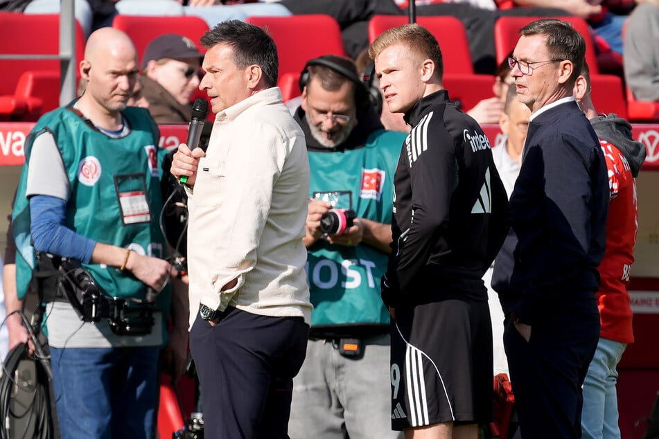 Jonathan Burkardt (2.v.r.) wurde vor dem Anpfiff von den Mainzern verabschiedet.
