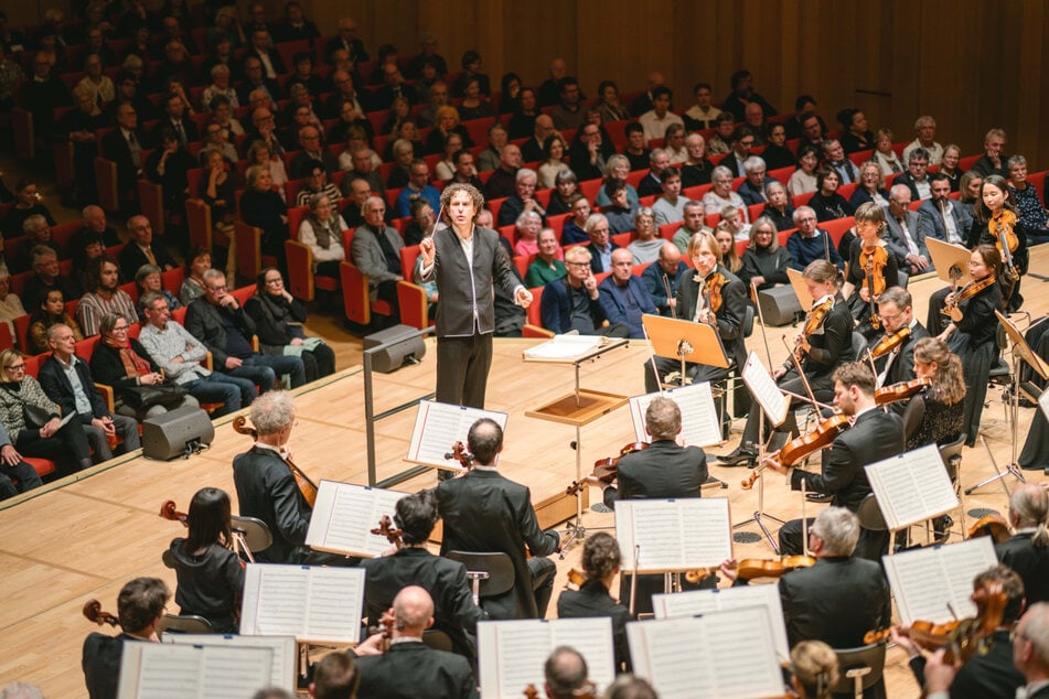 Dirigent Nicholas Collon (42), hier mit der Dresdner Philharmonie im Kulturpalast.