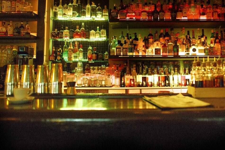 Ein Besucher der Hamburger Cocktailbar "Sands Bar" wurde später positiv getestet. Hunderte Personen sind nun zum Testen aufgerufen. (Symbolfoto)