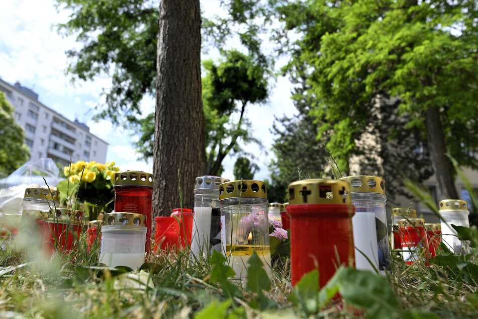 Kerzen und Blumen liegen am Fundort der Leiche des getöteten 13 Jahre alten Mädchens.