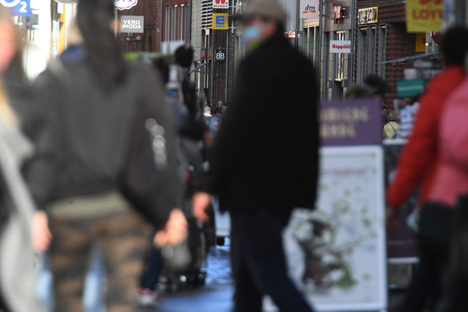 Passanten laufen in Stralsund durch die Fußgängerzone. Sollen Verkaufsoffene Sonntage im Jahr 2020 überhaupt stattfinden?
