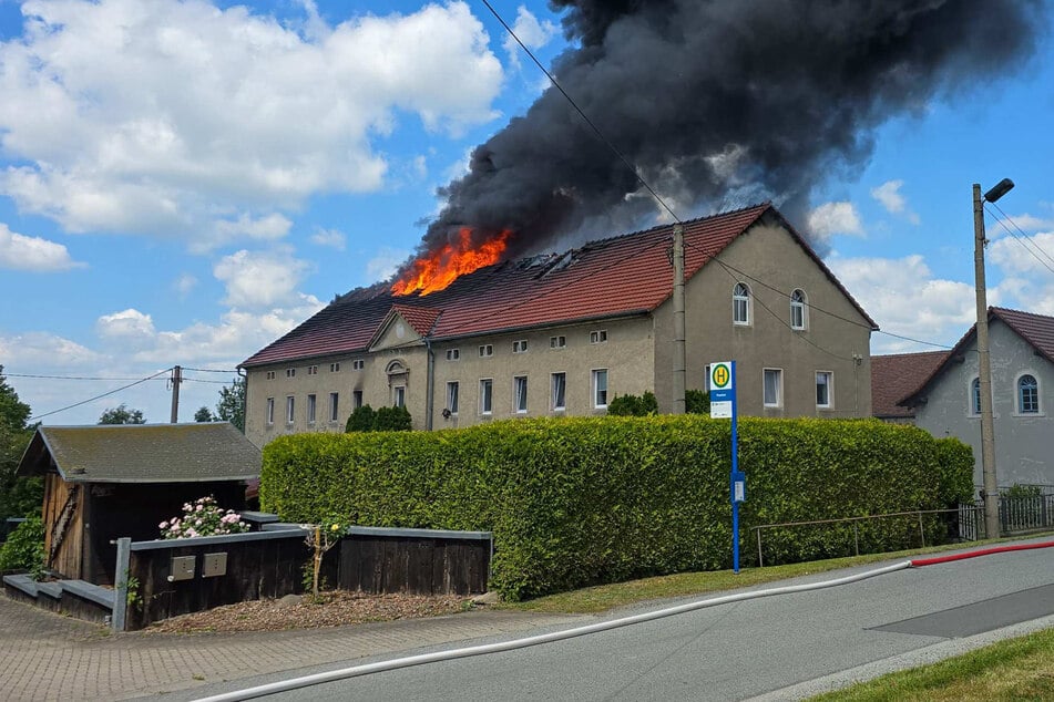 Große Rauchwolke in Ostsachsen: Mehrfamilienhaus in Flammen